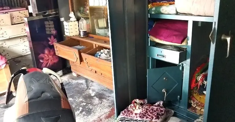 হাসপাতালে পুলিশ কর্মকর্তা, ফাঁকা বাড়িতে চোরের হানা