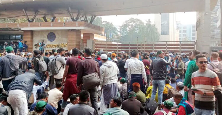 হাসিনার আমলে চাকরিচ্যুত পুলিশ সদস্যদের বিক্ষোভ, বঙ্গবাজারে যানজট