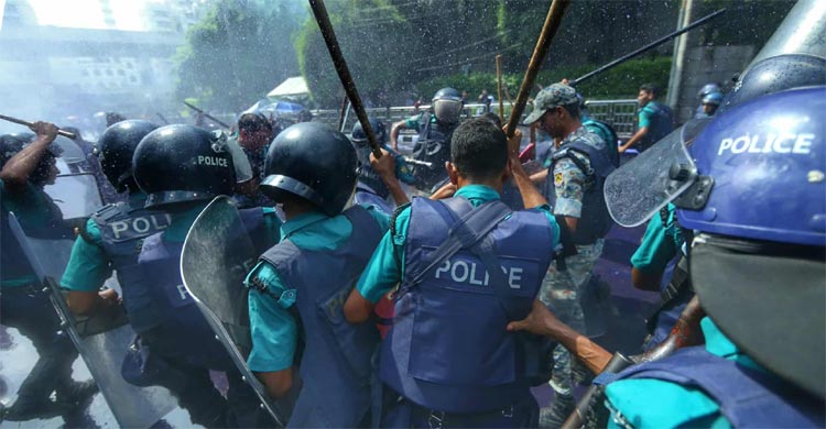 পুলিশ-শিক্ষার্থী সংঘর্ষ, টিয়ারশেল-সাউন্ড গ্রেনেড নিক্ষেপ