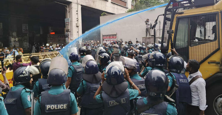 ইবতেদায়ি শিক্ষকদের ‘ভুখা মিছিলে’ পুলিশের বাধা, সাউন্ড গ্রেনেড