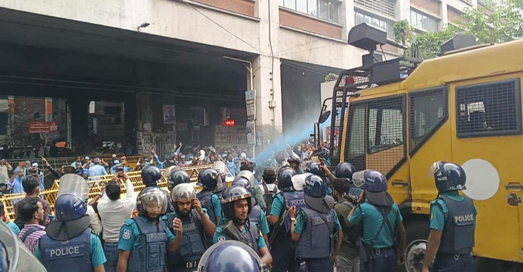 ইবতেদায়ি শিক্ষকদের ‘ভুখা মিছিলে’ পুলিশের বাধা, সাউন্ড গ্রেনেড