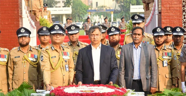 শহীদ পুলিশ সদস্যদের প্রতি স্বরাষ্ট্রমন্ত্রী ও আইজিপির শ্রদ্ধা