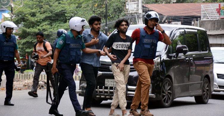 গণঅভ্যুত্থানে ছাত্রলীগ-যুবলীগের সহযোগী পুলিশ সদস্যরা বহাল তবিয়তে