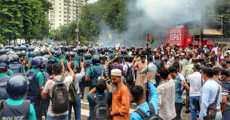 Police use sound grenades to disperse sacked BDR members at Kakrail