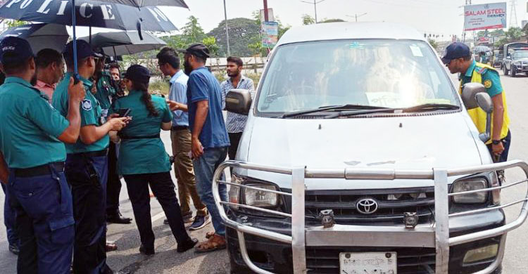 পুলিশের জালে ধরা অবৈধ স্টিকার সাঁটানো ৩৬৩ গাড়ি