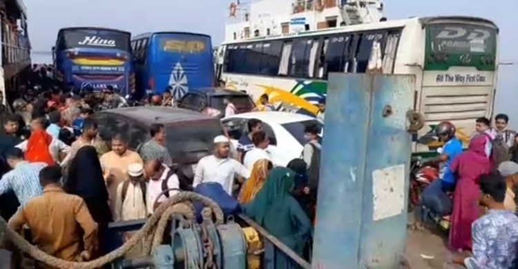 দৌলতদিয়ায় ঢাকামুখী যানবাহনের চাপ বেড়েছে