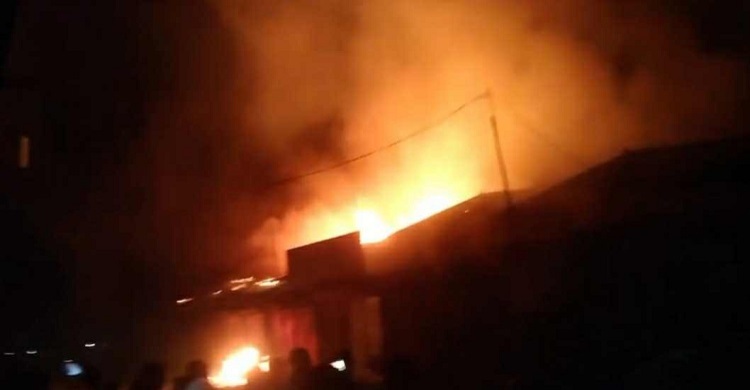 রাজবাড়ীর নারুয়া বাজারে আগুন, কয়েকটি ব্যবসাপ্রতিষ্ঠান ভস্মীভূত