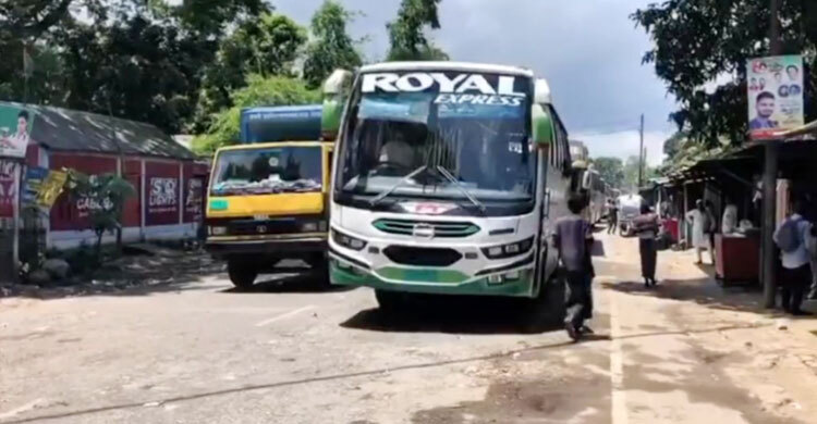 দৌলতদিয়ায় পারের অপেক্ষায় শতাধিক যানবাহন