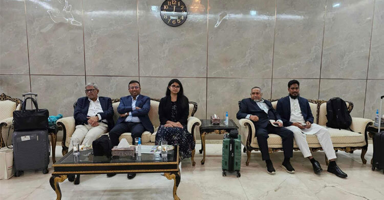 ভিভিআইপি লাউঞ্জে ফ্লাইটের অপেক্ষায় প্রধান উপদেষ্টার সফরসঙ্গীরা