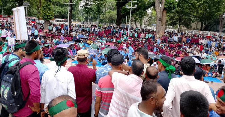 দাবি আদায়ে শহীদ মিনারে পল্লী বিদ্যুৎ কর্মীদের ষষ্ঠ দিনের অবস্থান