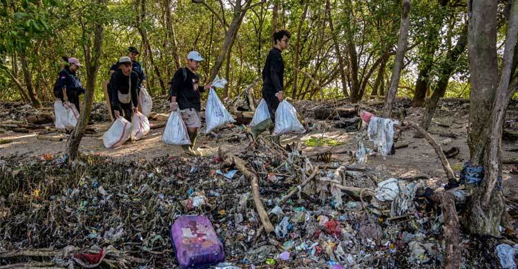 প্লাস্টিক দূষণ ঠেকাতে বাধ্যতামূলক চুক্তির পথে ১৮০ দেশ