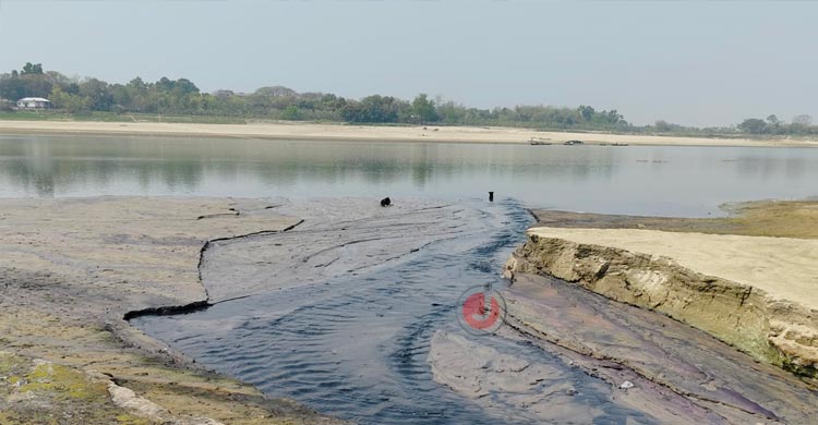 রঙের বিষে নীল হচ্ছে গড়াই, স্বাস্থ্যঝুঁকিতে শ্রমিকরা