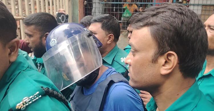 প্রিজন ভ্যান থেকে ‘ভি’ চিহ্ন দেখালেন পলক