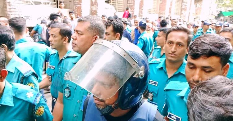 ‘এক মুজিব লোকান্তরে, লক্ষ মুজিব ঘরে ঘরে’- আদালত চত্বরে পলক