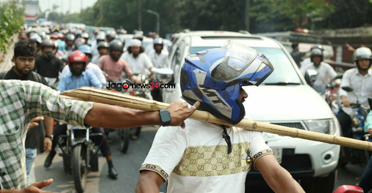 সাড়ে ৪ ঘণ্টা পরও সড়ক ছাড়েননি শিক্ষার্থীরা, যানজটে ভোগান্তি চরমে