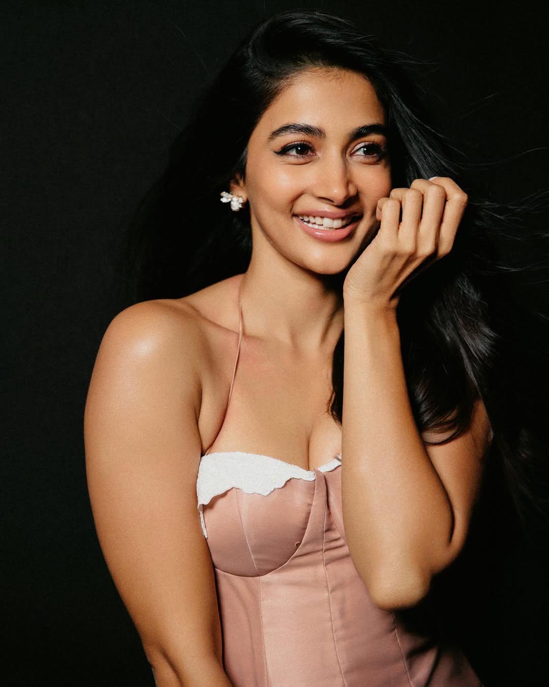গোলাপি স্বপ্নে মোড়া পূজা হেগড়ে