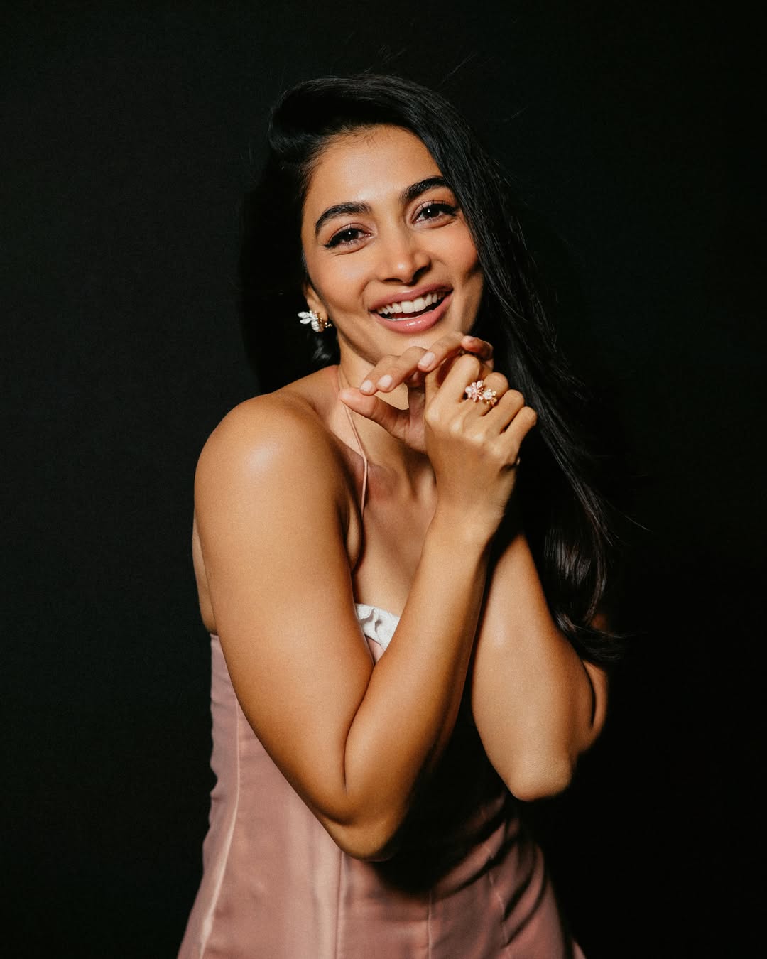 গোলাপি স্বপ্নে মোড়া পূজা হেগড়ে