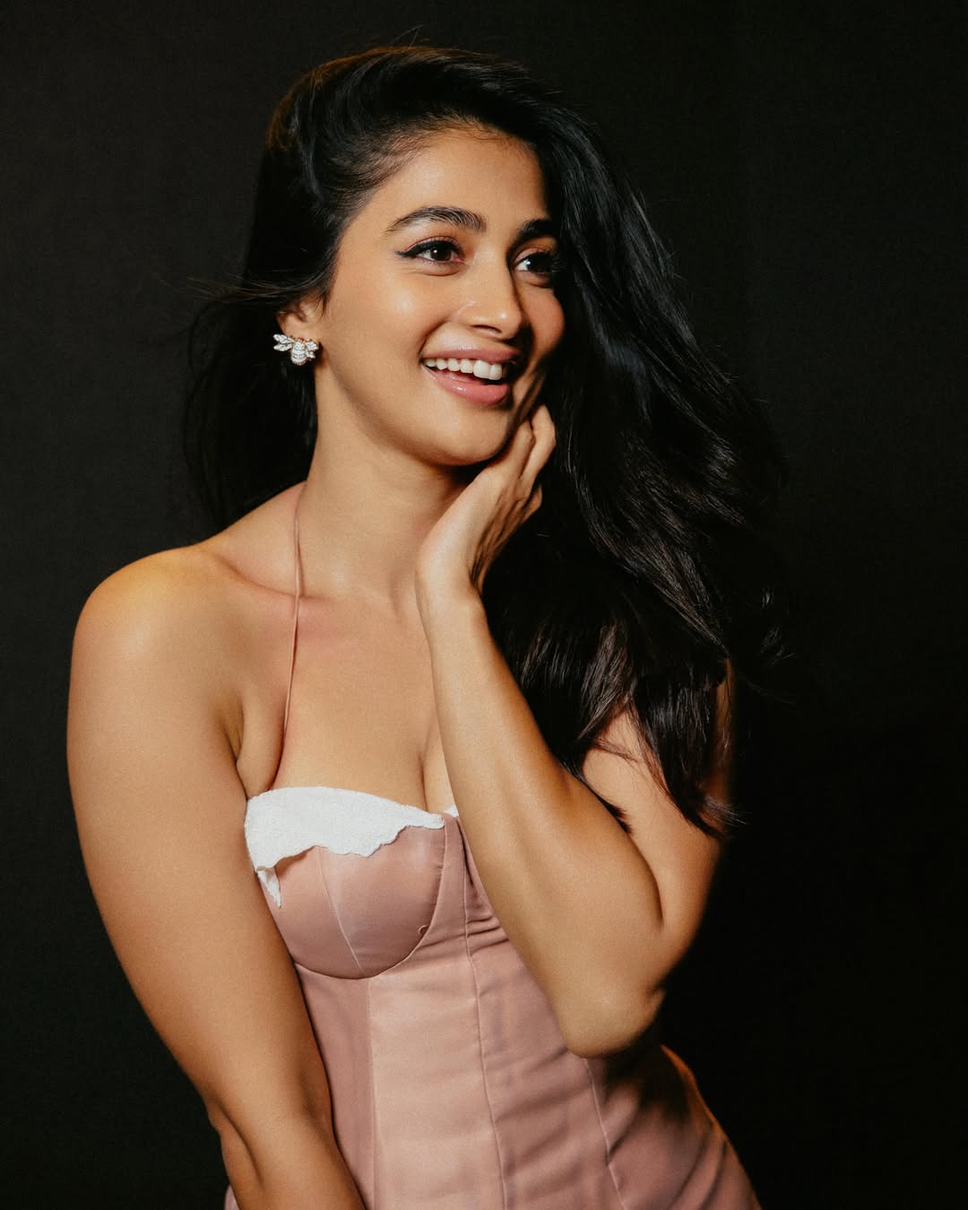 গোলাপি স্বপ্নে মোড়া পূজা হেগড়ে