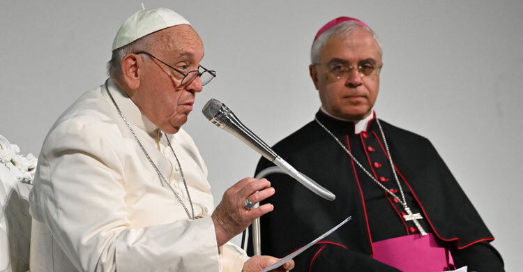 Pope finds ideologies ‘seductive’, warns against 'populists'