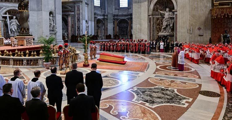 Thousands line up to catch the last glimpse of Pope Francis