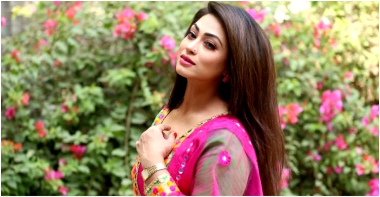 ওমরাহ করতে গেলেন চিত্রনায়িকা পপি