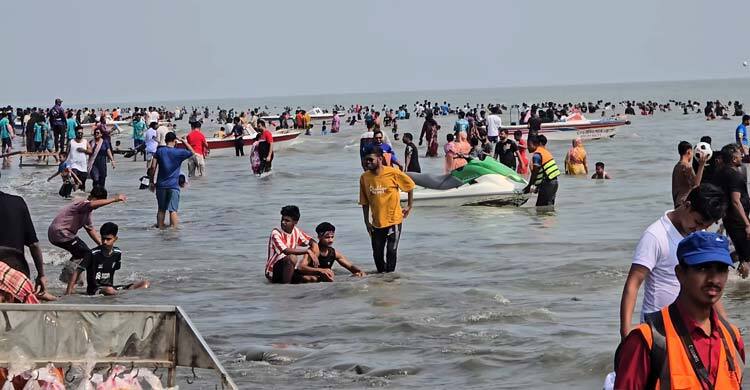 পর্যটকে মুখর কুয়াকাটা সৈকত