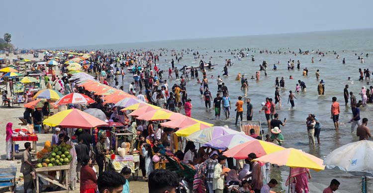 পর্যটকে মুখর কুয়াকাটা সৈকত