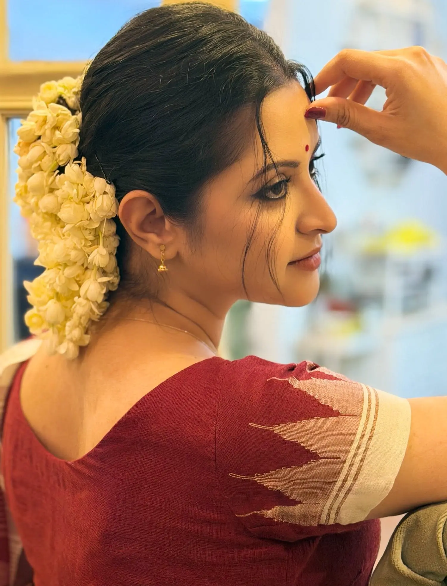 সাদা-লালের শৈল্পিক মায়ায় আপরূপ পরীমনি