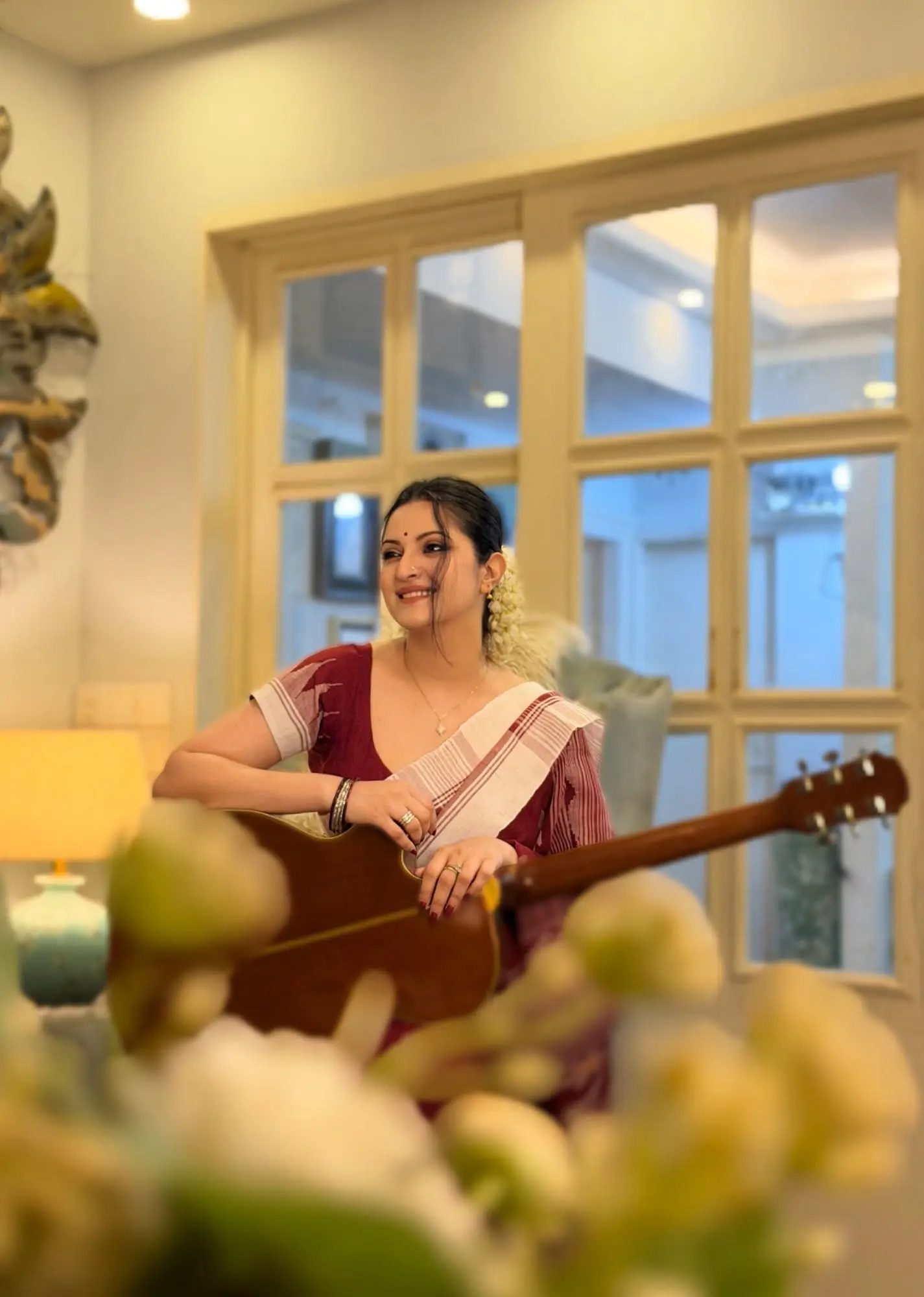 সাদা-লালের শৈল্পিক মায়ায় আপরূপ পরীমনি