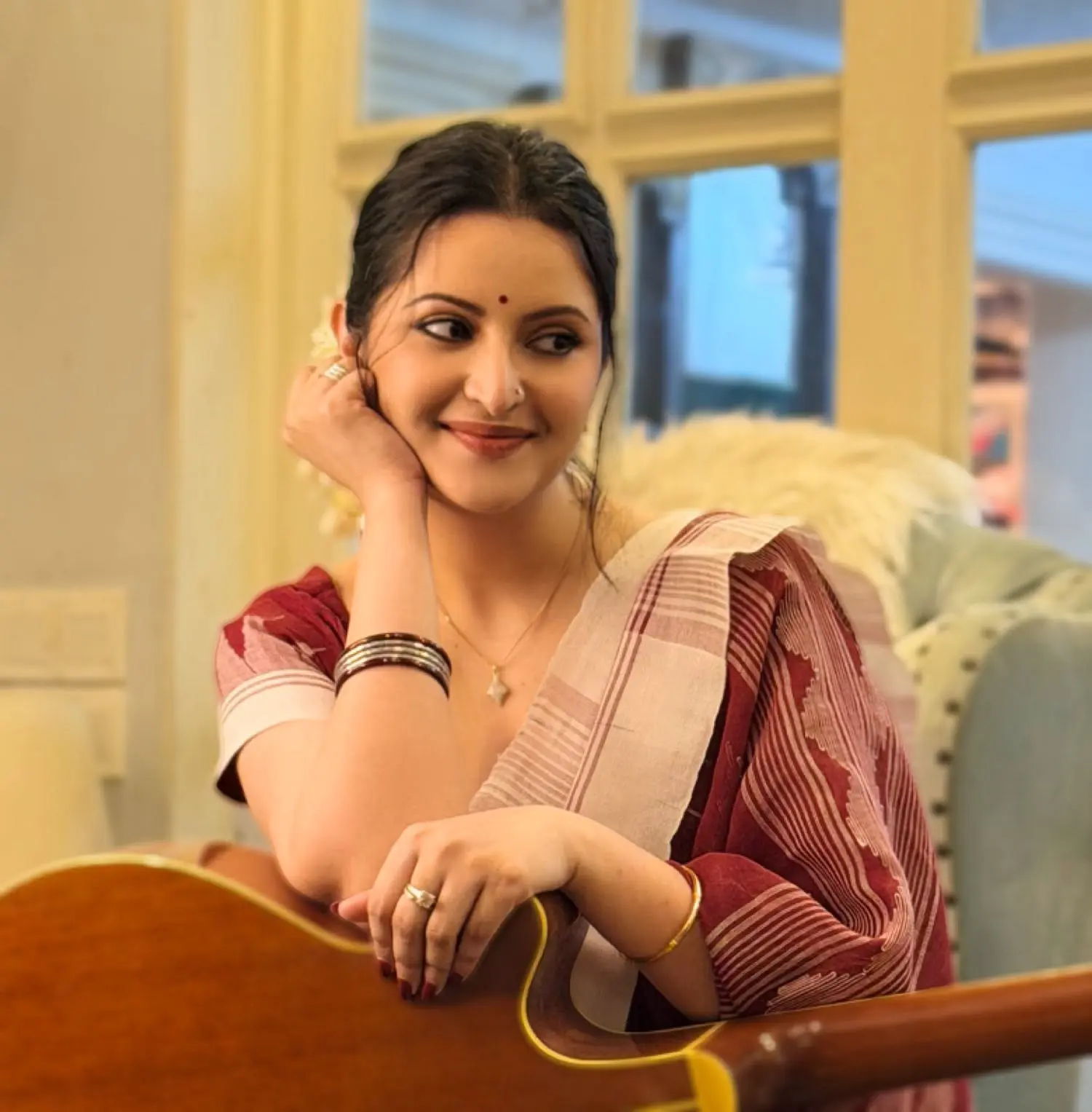 সাদা-লালের শৈল্পিক মায়ায় আপরূপ পরীমনি