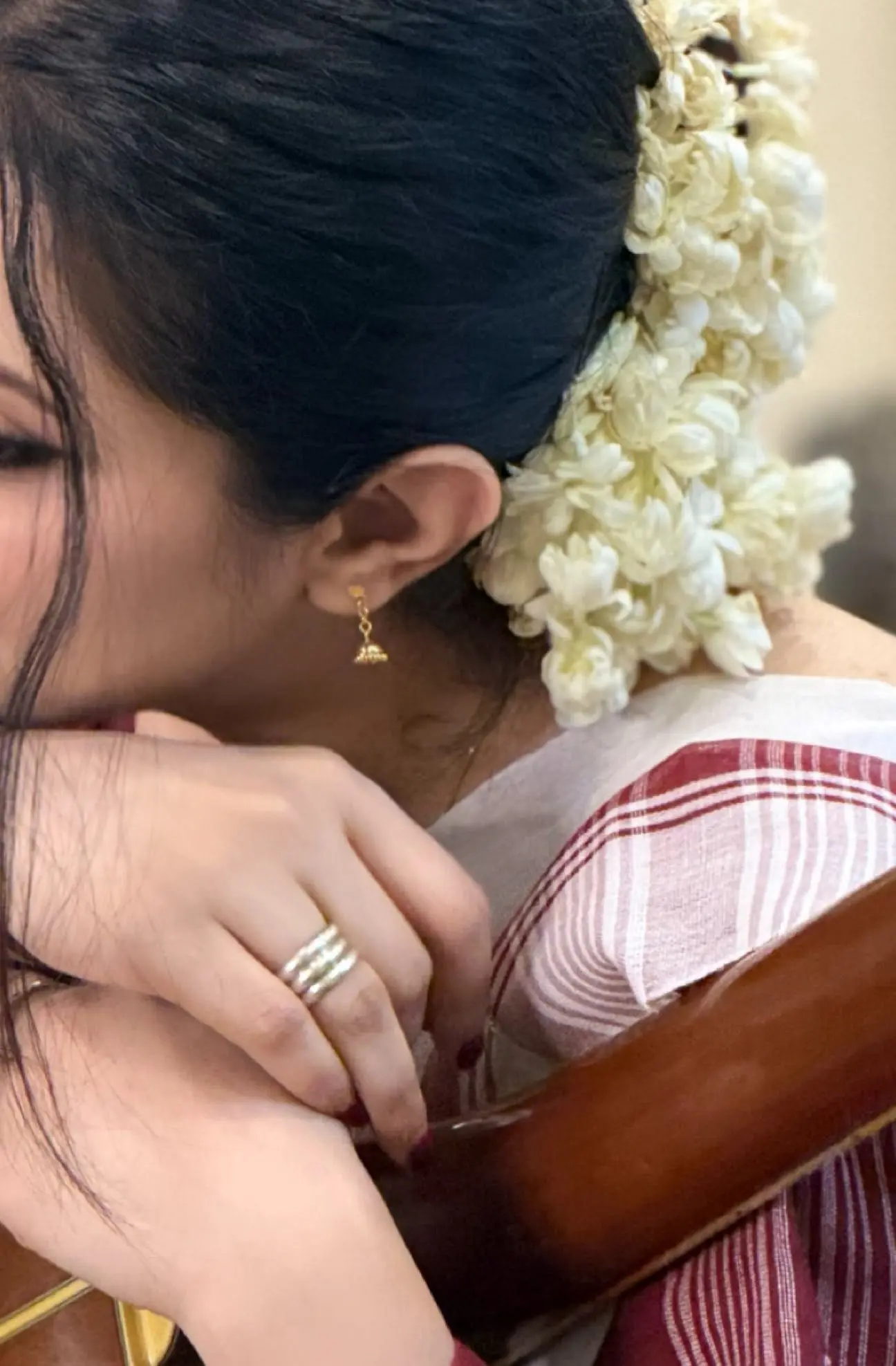 সাদা-লালের শৈল্পিক মায়ায় আপরূপ পরীমনি