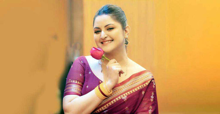 প্রেম ভালোবাসা বিতর্ক আর প্রতিবাদের নাম ‘পরীমনি’