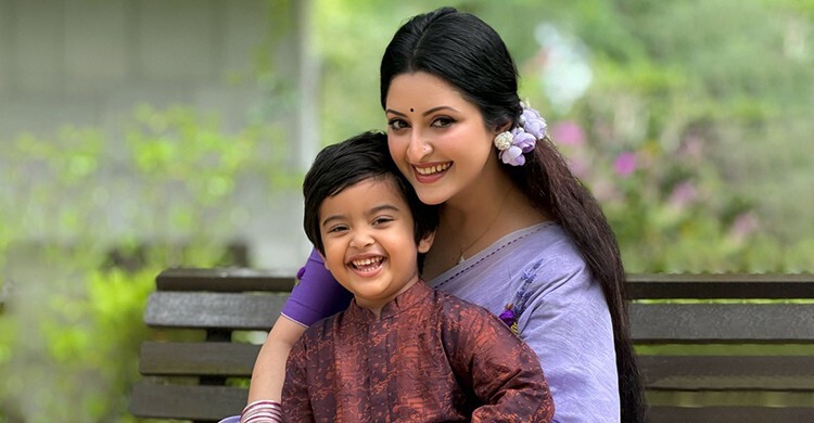 ছেলের অসুস্থতায় মাকে নিয়ে যা বললেন পরীমনি
