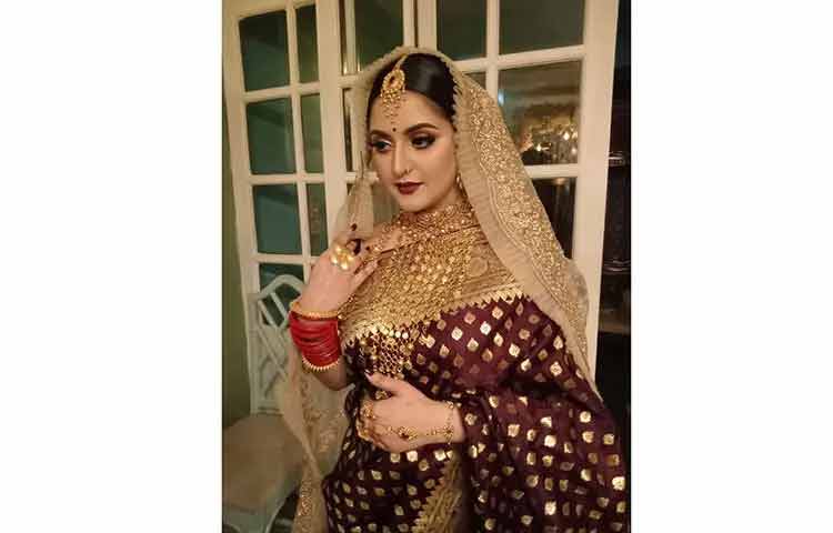 বিয়েতে বেনারসির বাইরে যা পরবেন