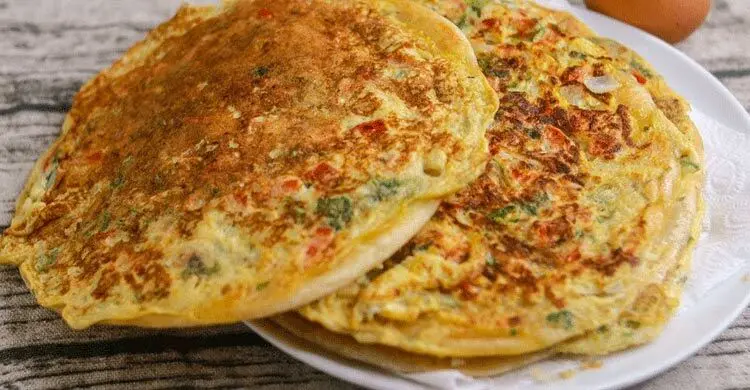 বাড়িতেই তৈরি করুন স্ট্রিট ফুড স্টাইলের ডিম পরোটা
