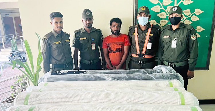 চট্টগ্রাম বন্দরে কনটেইনারের তালা ভেঙে কাপড় চুরি, ট্রাকচালক আটক