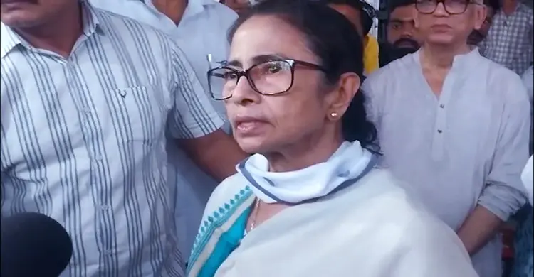 নিরাপত্তা বাহিনী তৃণমূলের লোকজন তুলে নিয়ে যাচ্ছে, অভিযোগ মমতার