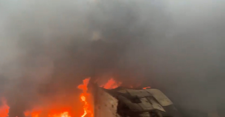 লালবাগে প্লাস্টিকের গোডাউনে আ'গু'ন, নিয়ন্ত্রণে ১০ ইউনিট