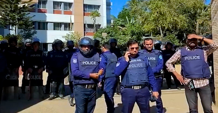 বান্দরবানে পুলিশ সুপার কার্যালয় ঘেরাও