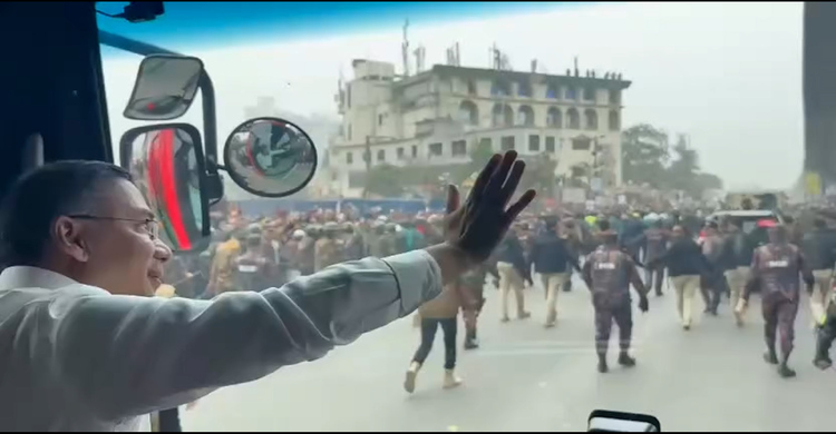 নেতাকর্মীদের হাত নেড়ে শুভেচ্ছা জানাচ্ছেন তারেক রহমান