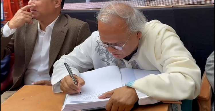 খালেদা জিয়ার শোক বইতে স্বাক্ষর করছেন রুহুল কবির রিজভী