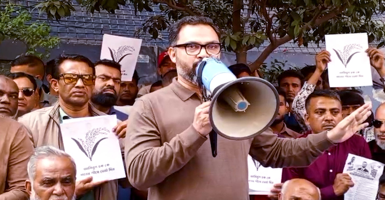 একটি দল বাড়ি বাড়ি গিয়ে ভোটার আইডি সংগ্রহ করছে, জাল ভোট দেয়ার জন্য