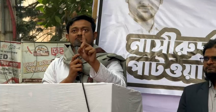 নাসীরুদ্দীনকে ক্ষেপাবেন তো আপনার হাফপ্যান্ট খুলে যাবে!