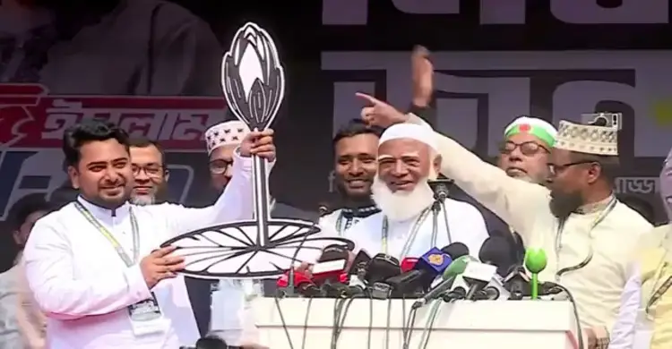 নাহিদের হাতে শাপলা কলি তুলে দিলেন জামায়াত আমির