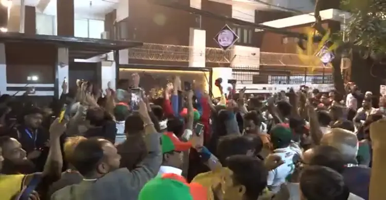 বিএনপি চেয়ারম্যান কার্যালয়ের সামনে নেতা-কর্মীদের বিজয় উল্লাস