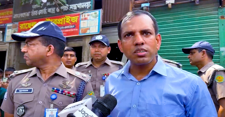 ফুটপাতে পার্কিং করা মোটরসাইকেলের বিরুদ্ধে ভিডিও মামলা পুলিশের