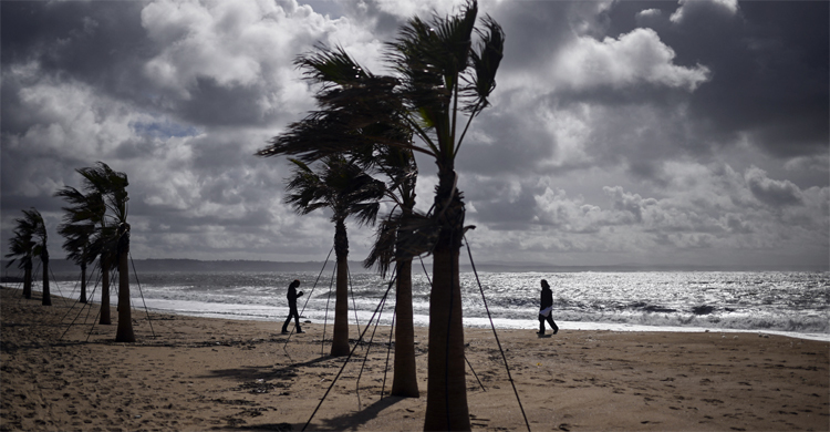 টর্নেডোর আঘাতে পর্তুগালে তিনজনের মৃত্যু, ব্রিটেনে বন্যা