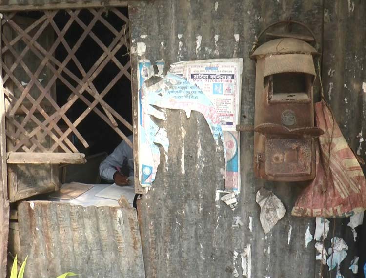 চোরের ভয়ে নথি নিতে হয় বাড়িতে, বৃষ্টিতে ভিজে যায় সবকিছু