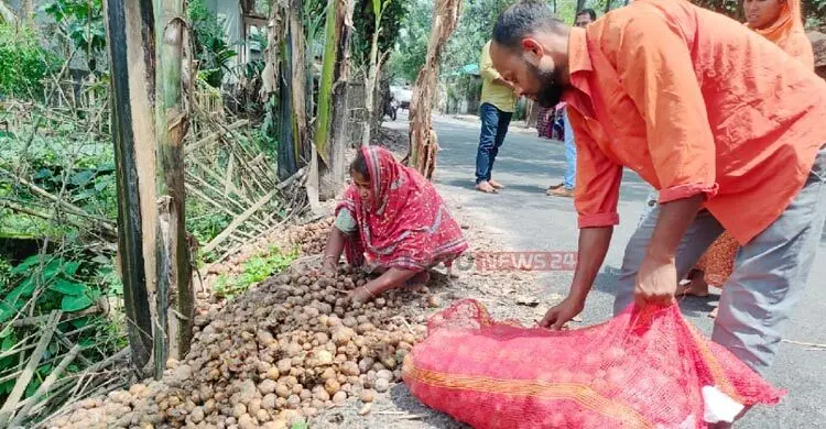 আলু এখন ‘গলার কাঁটা’
