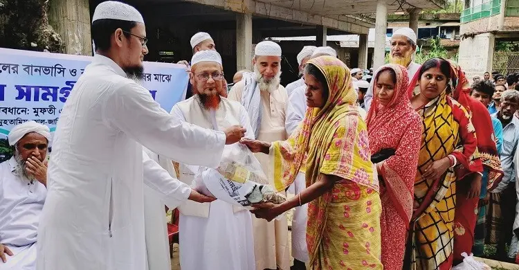 বন্যার্তদের মধ্যে খাদ্য বিতরণ করলো পটিয়ার আল জামিয়া মাদরাসা